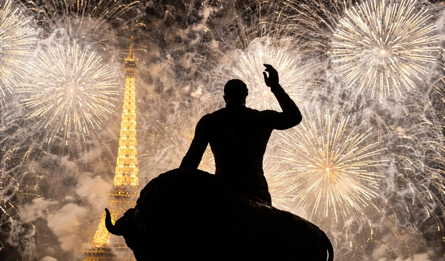 Feu d'artifice du 14 juillet au-dessus de la tour Eiffel