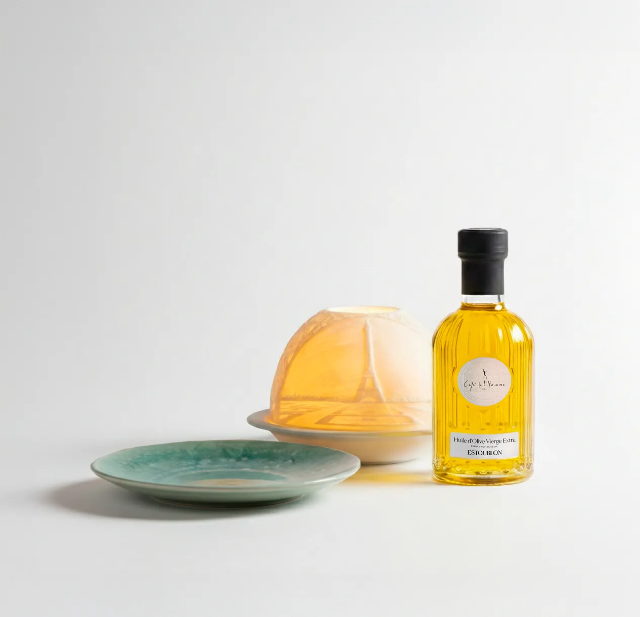 Composition de produits signés Café de l'Homme : cloche, assiette et huile d'olive