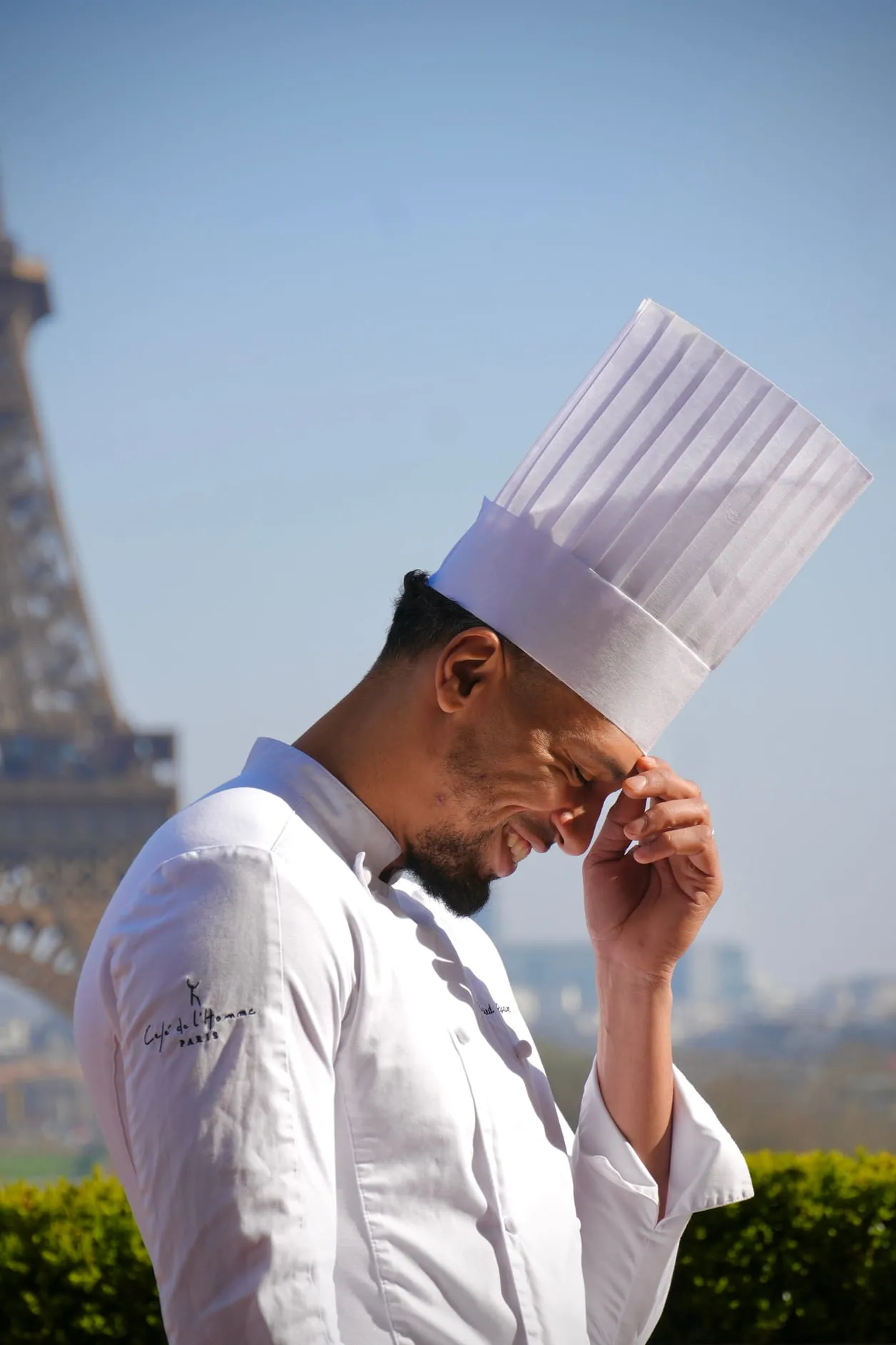 Le Chef Wilfried Graux devant la tour Eiffel