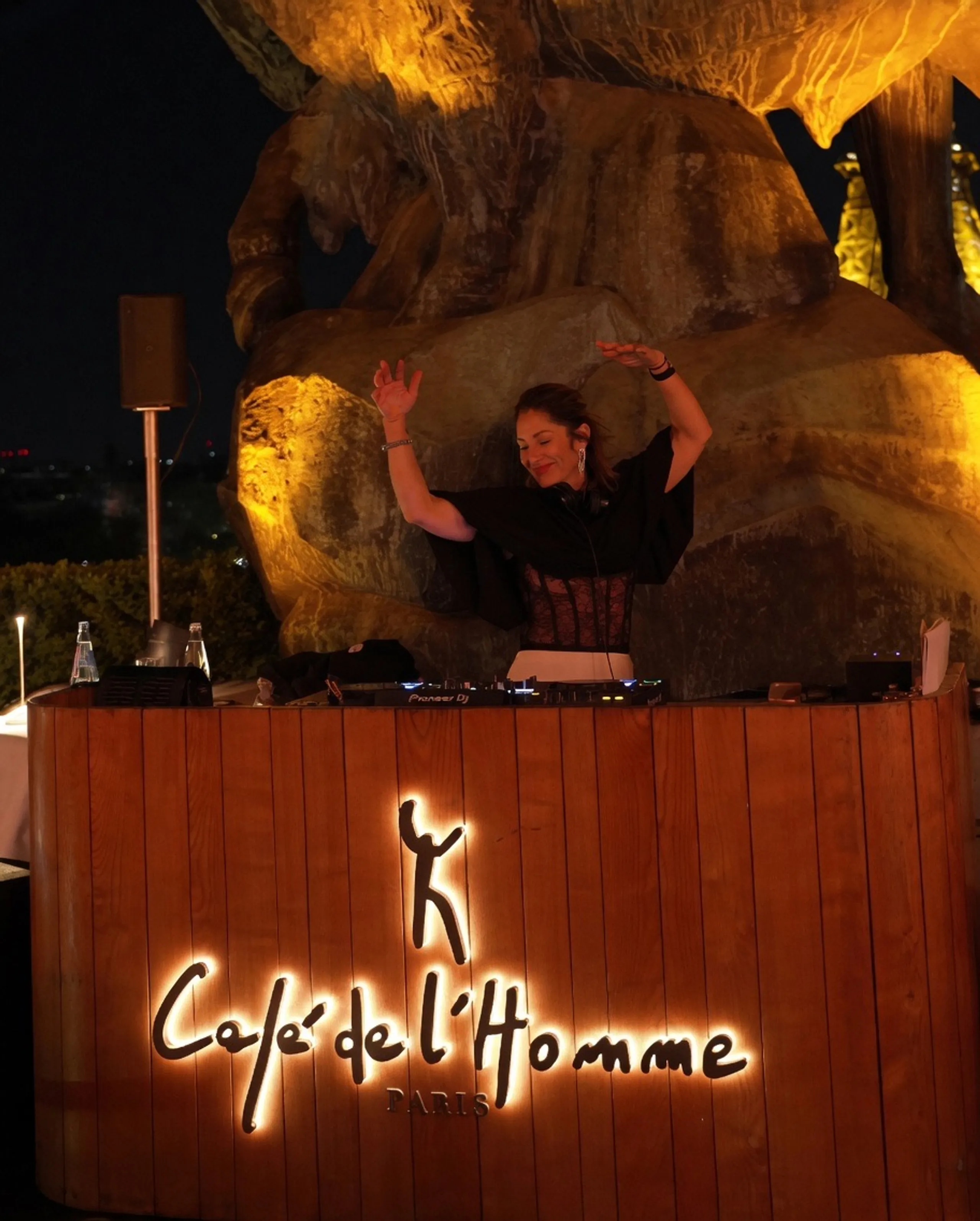 La cabine du DJ, logo Café de l'Homme lumineux