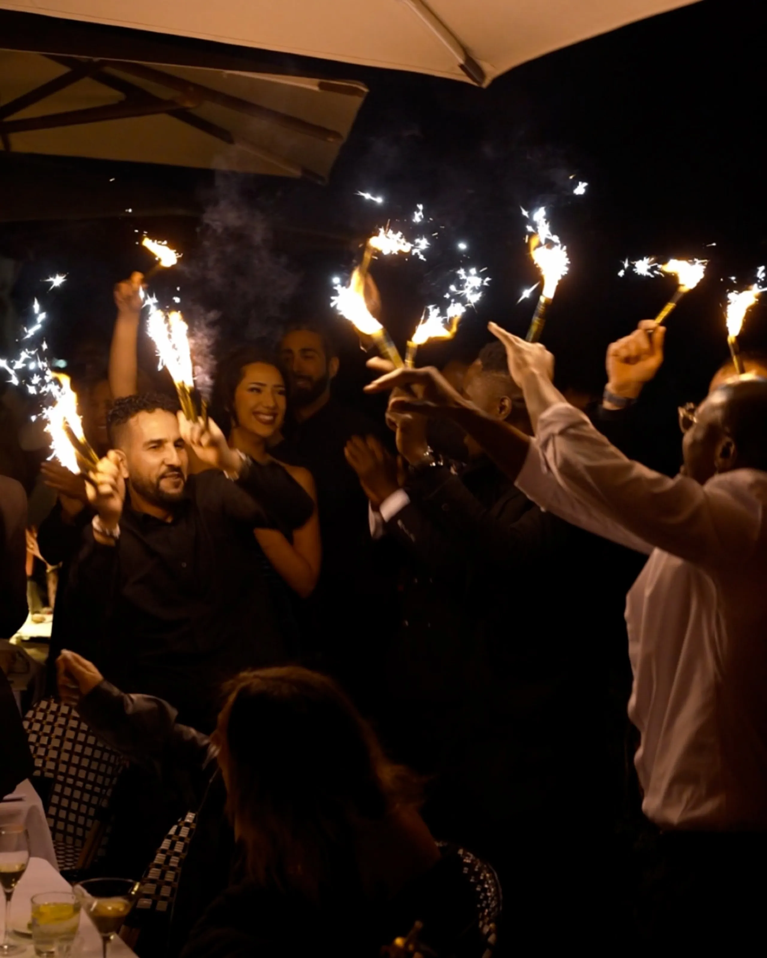 La terrasse brandit des cierges magiques au passage de minuit