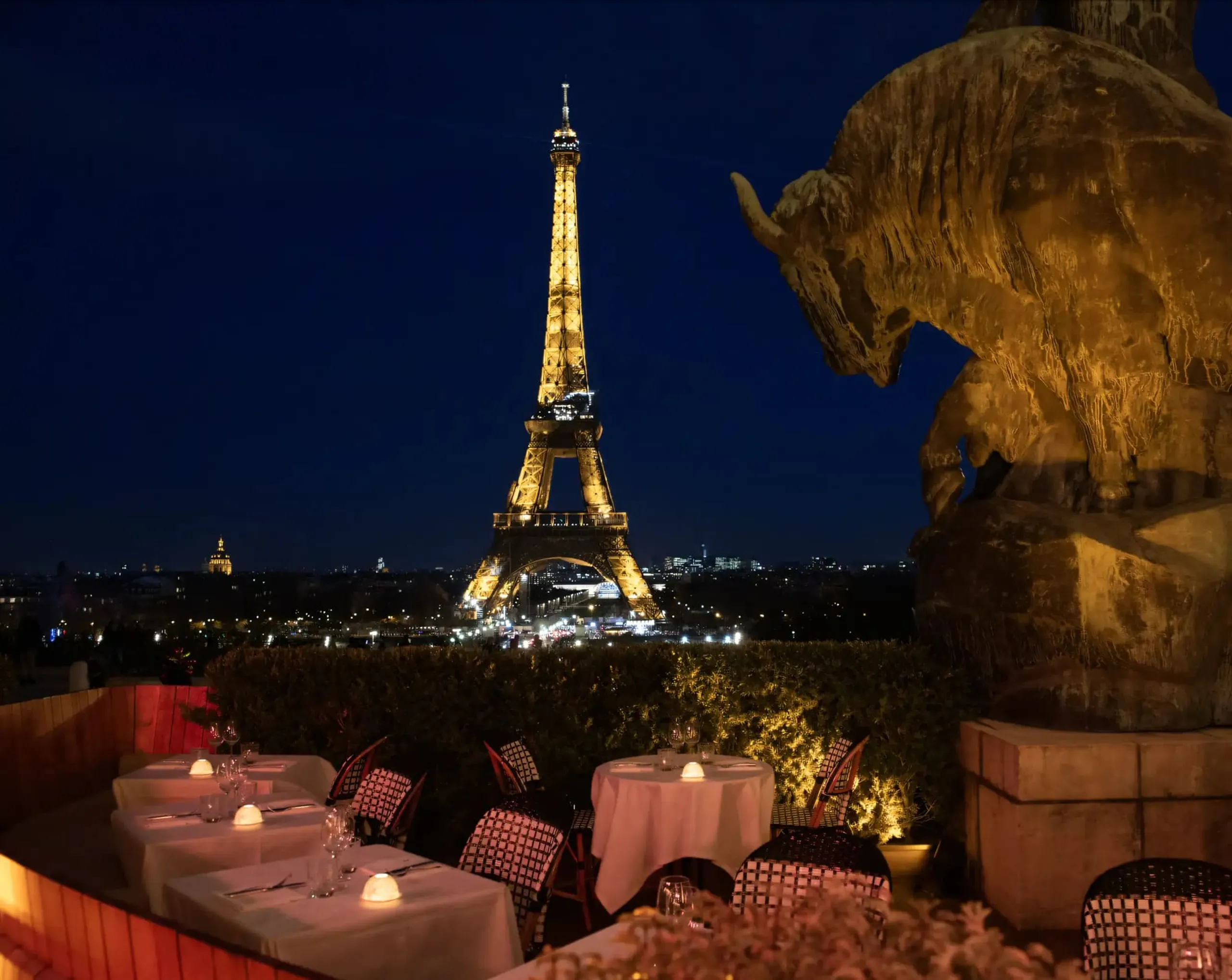 La terrasse du Café de l'Homme, Palais de Chaillot, face à la tour Eiffel